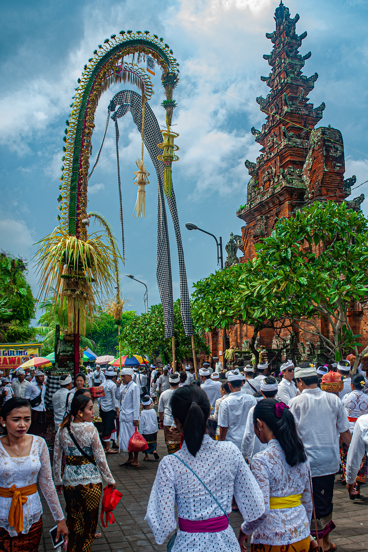 Throng of worshippers