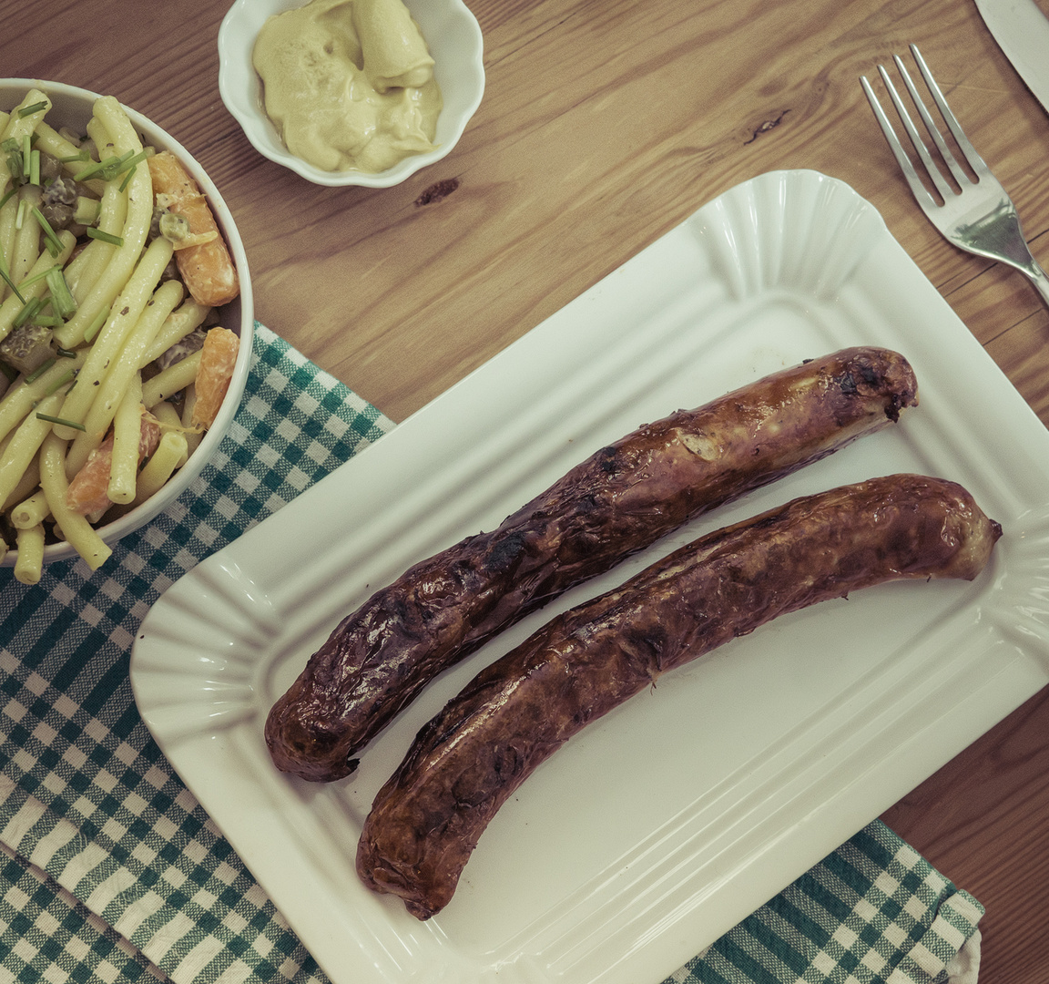 Thüringer Bratwurst mit Nudelsalat Foto &amp; Bild | stillleben, essen ...