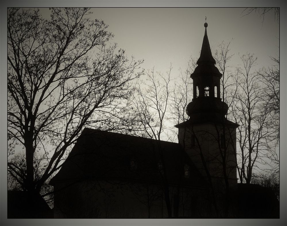 Thüringer Dorfkirche am Abend