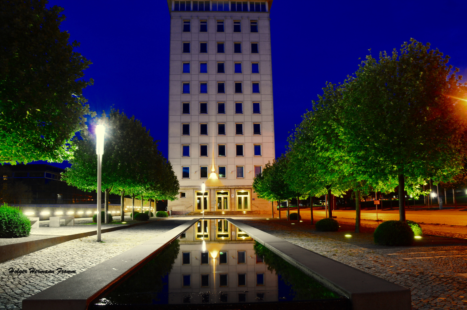 Thüringer Landtag in Erfurt zur Blauen Stunde im Sommer