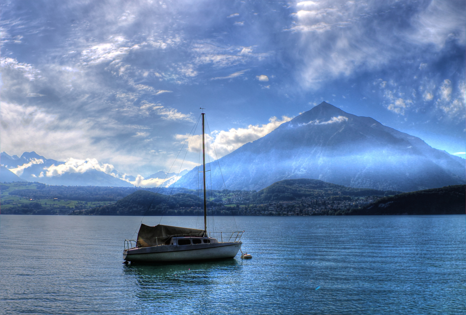 Thuner See mit Blick auf die Berge