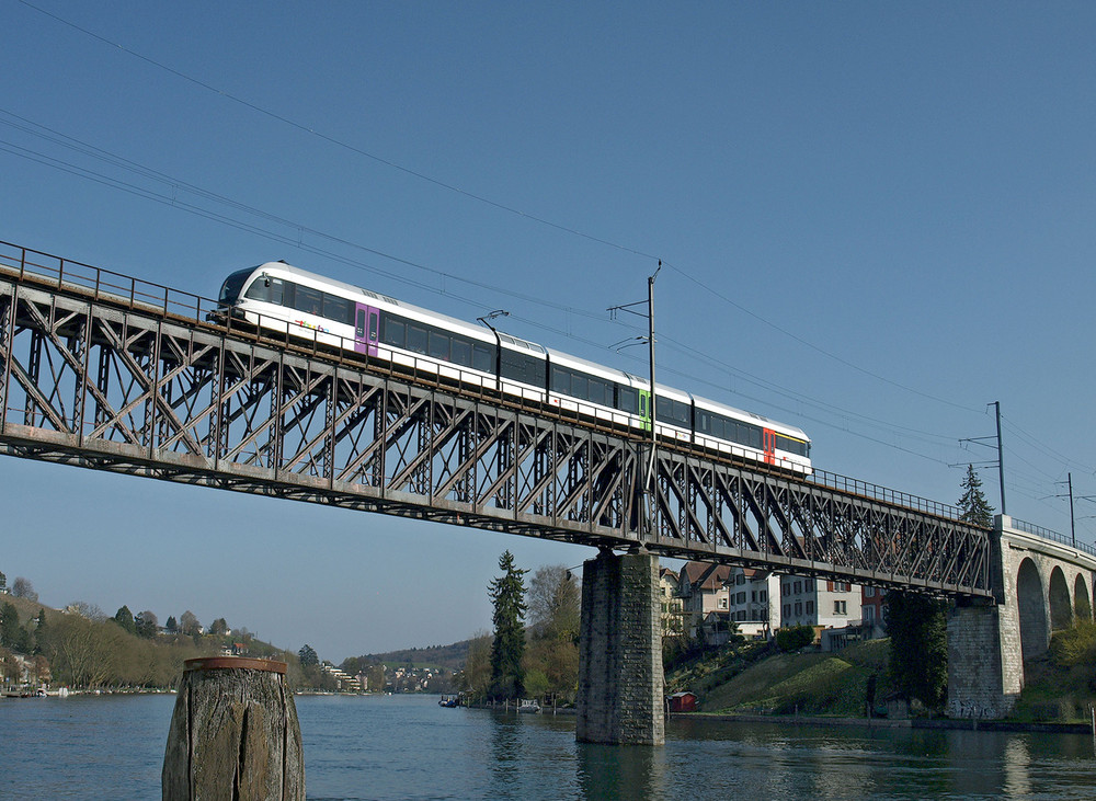 Thurbo-Zug auf der Rheinbrücke