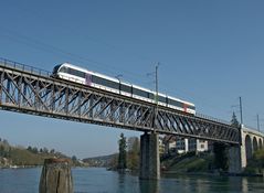 Thurbo-Zug auf der Rheinbrücke