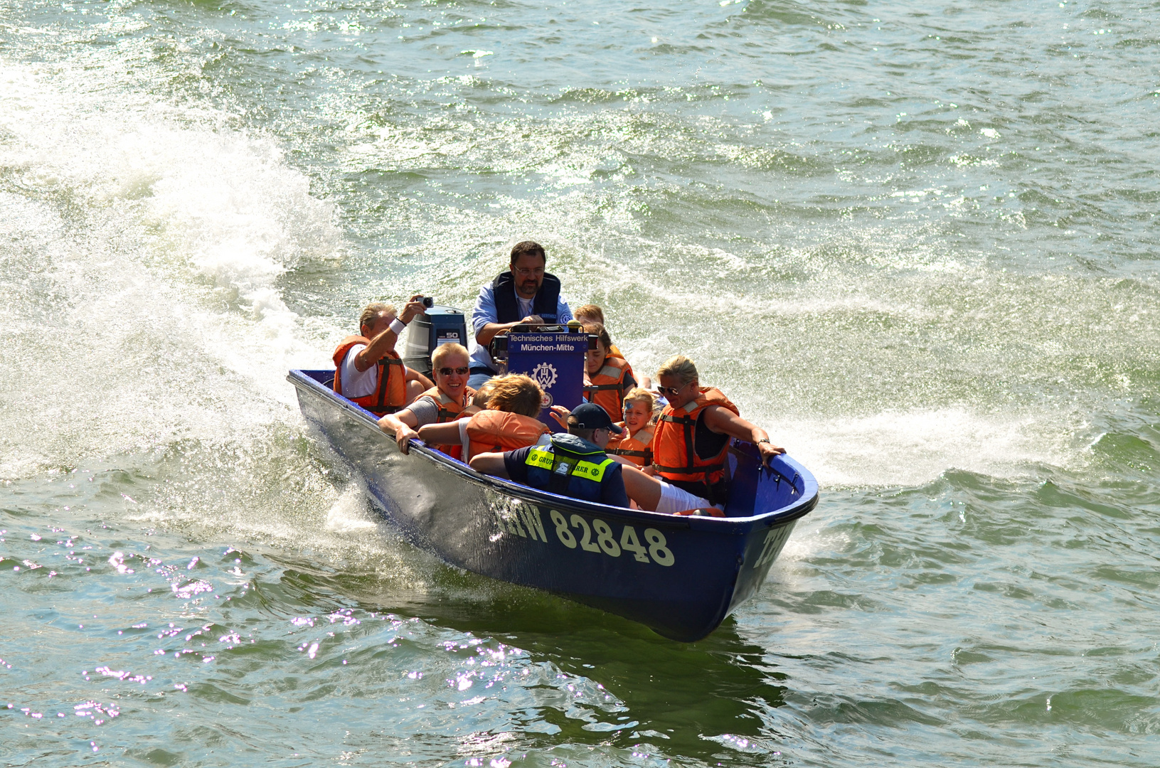 THW Einsatzboot mit Menschen auf der Isar