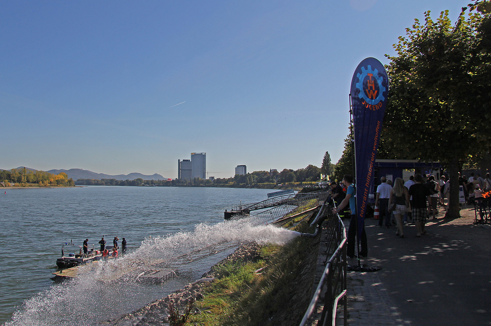 THW-Jugend beim Pumpen am Rhein bei Bonn