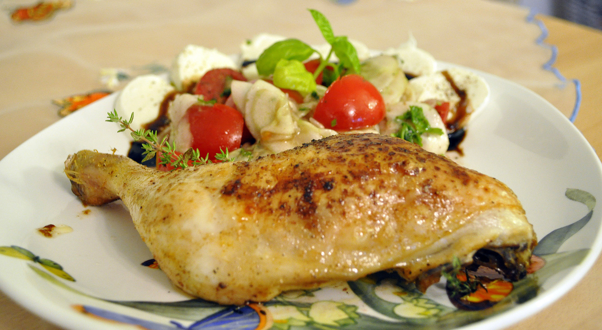 Thymianhühnchen mit Tomaten-Gurkensalat