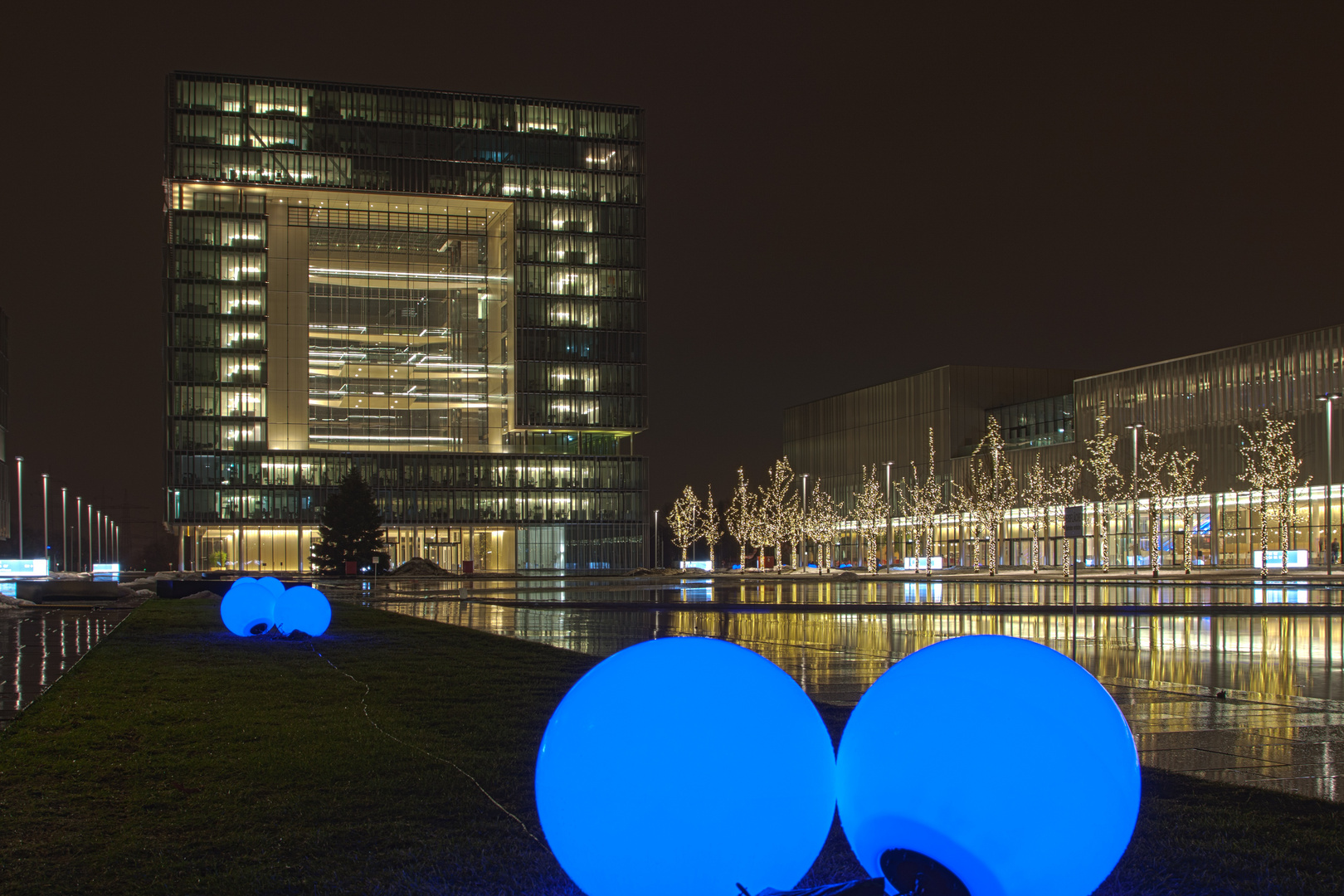 ThyssenKrupp: new building with blue balls