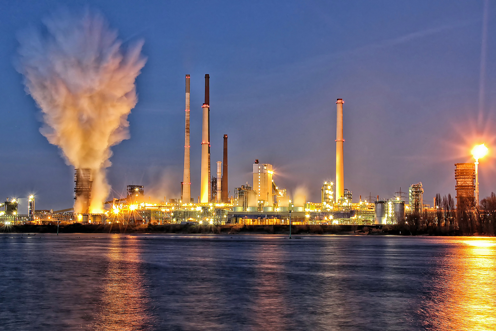 ThyssenKrupp-Stahlwerk Schwelgern. Foto & Bild | wasser, nachtaufnahme