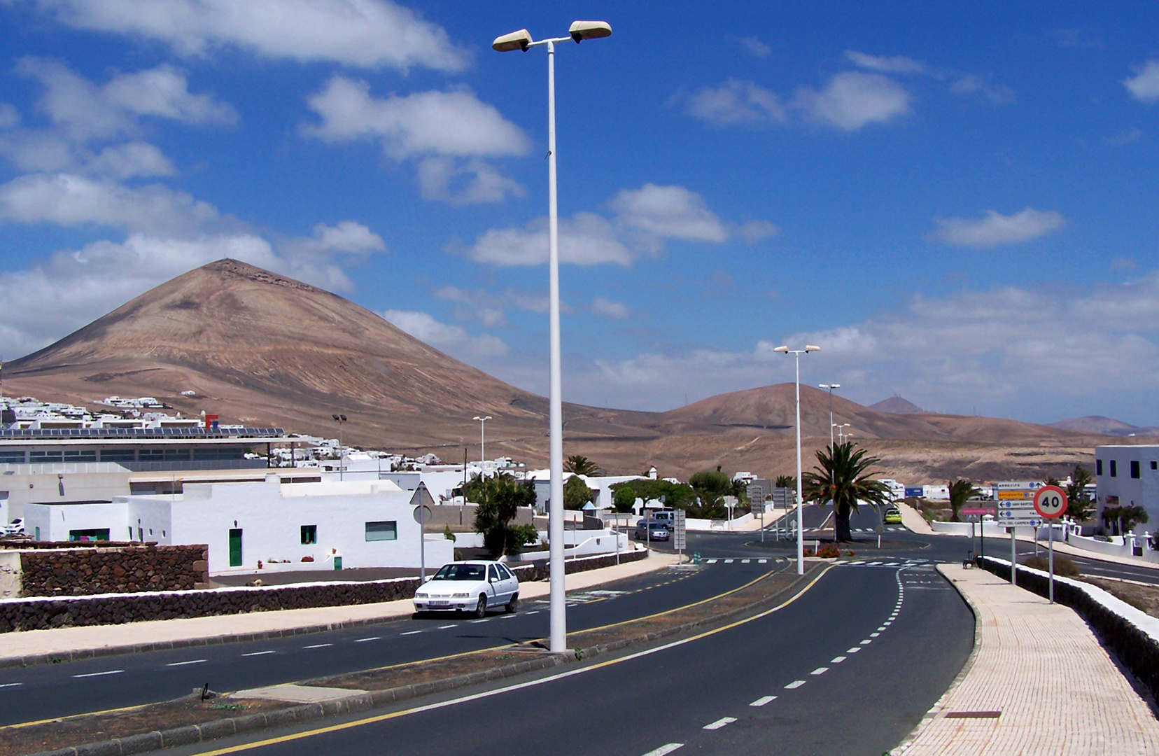 Tiagua, eine Straße am Mittag