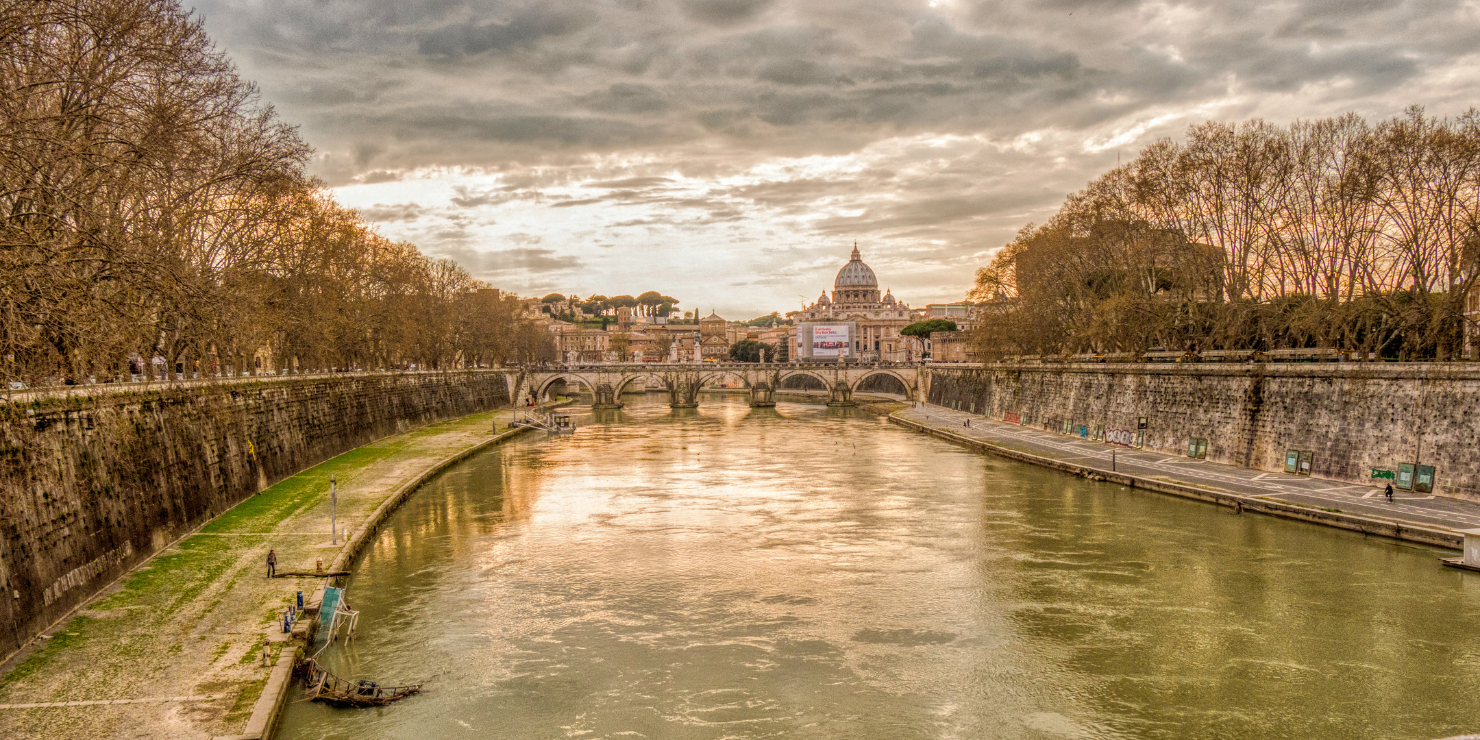 Tiber mit Blick auf den Petersdom