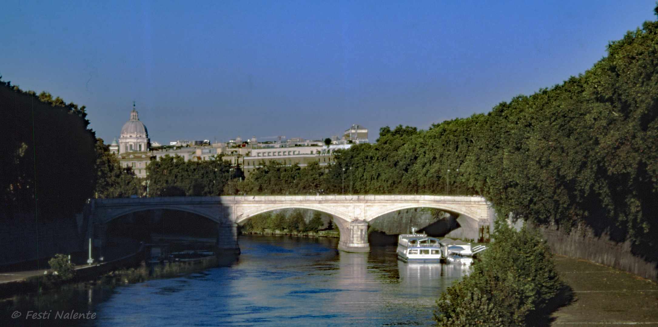 Tiber mit Brücke ponte Umberto I 