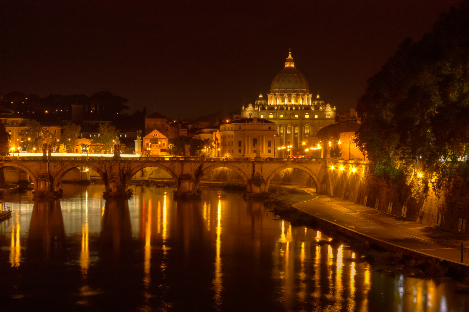 Tiber mit Petersdom bei Nacht