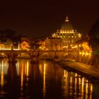 Tiber mit Petersdom bei Nacht