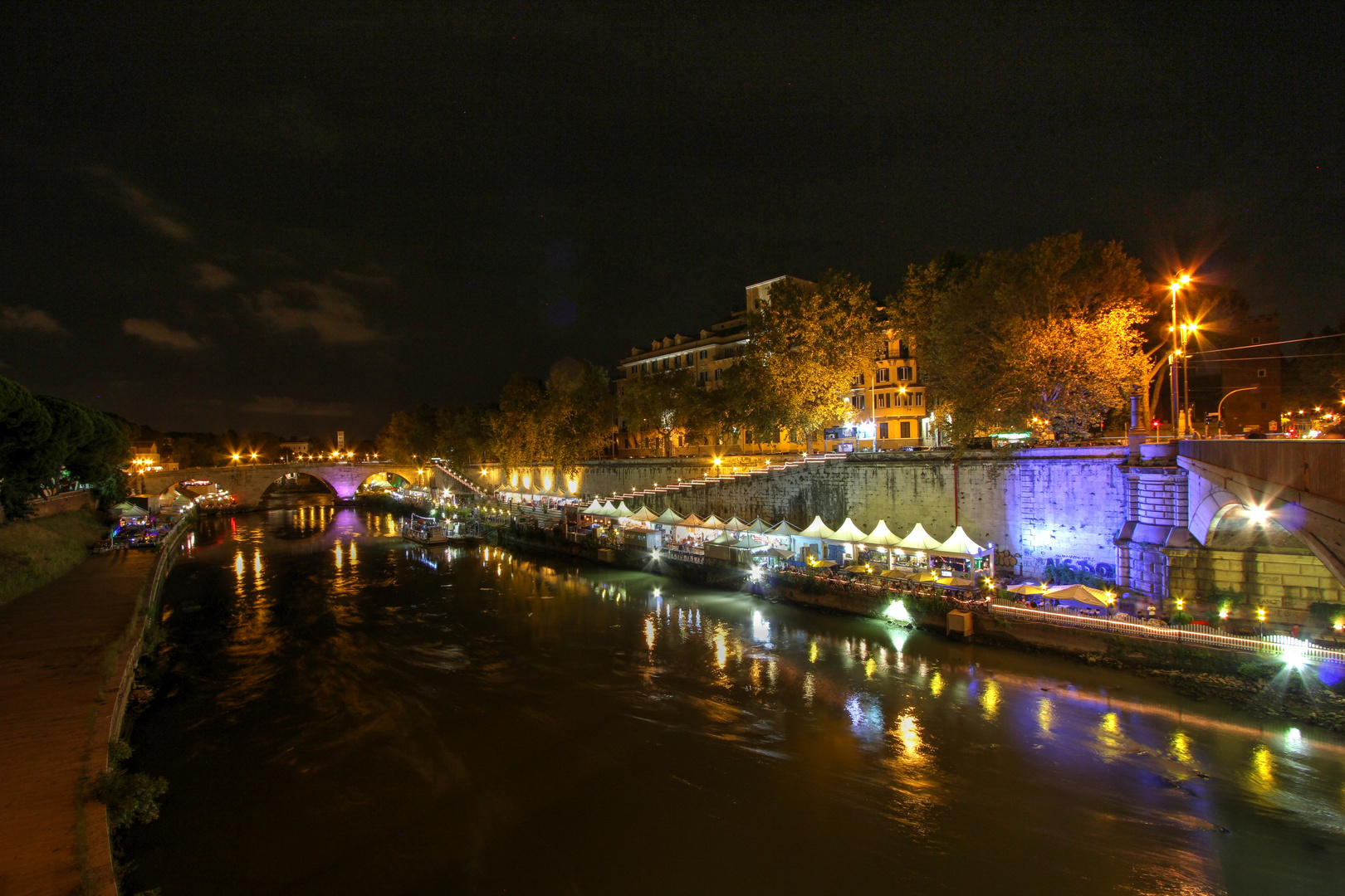 Tiber und Rom bei Nacht