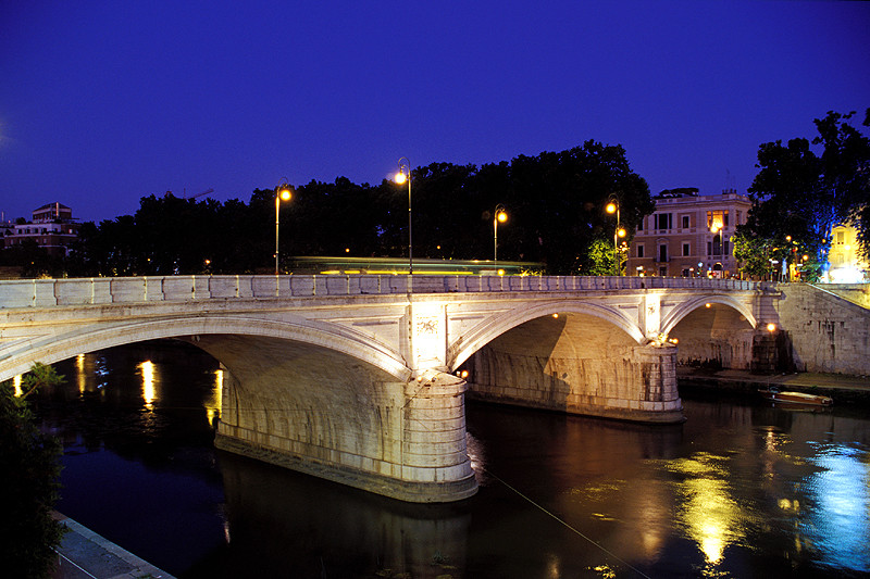 Tiberbrücke bei Nacht