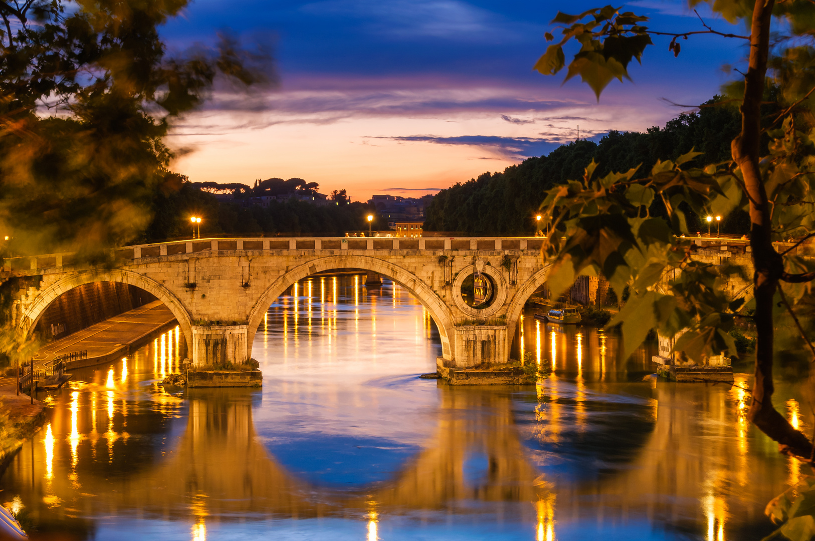 Tiberbrücke bei nacht