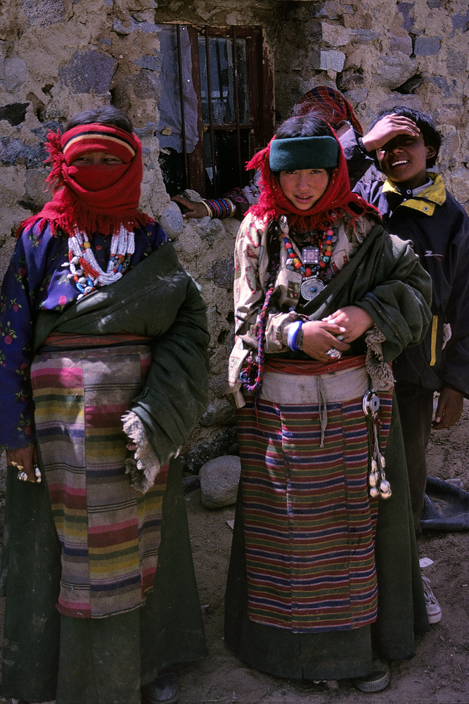 Tibetan young ladies in Nyokse