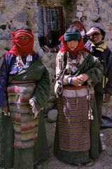 Tibetan young ladies in Nyokse