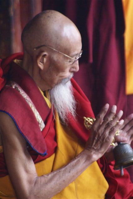 Tibetanischer hoher Mönch in Lhasa beim Gebet