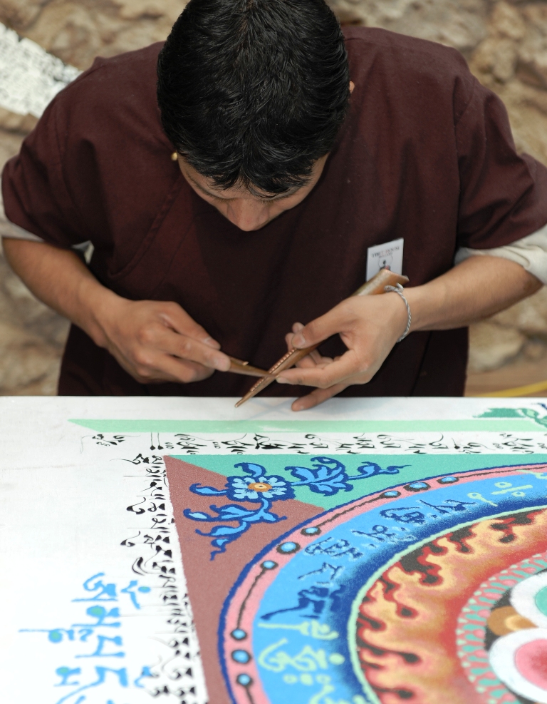 Tibeter beim erstellen eines Sandmandala auf der Weitsicht 2011