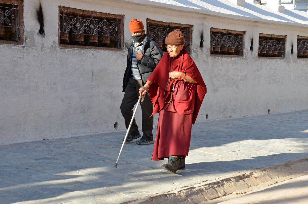Tibeter beim Umrunden des Stupa von Bodnath