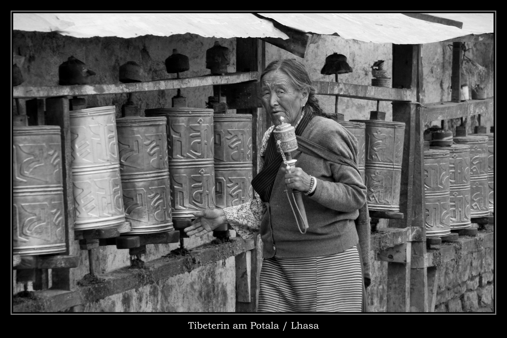 Tibeterin am Potala-Palast in Lhasa/Tibet