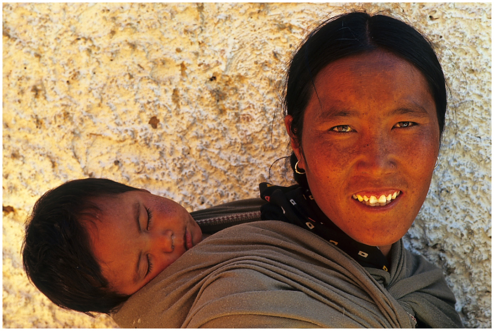 Tibeterin mit Kind, Ki Gompa, Spiti, Indischer Himalaya