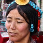 Tibeterin mit Kopfschmuck