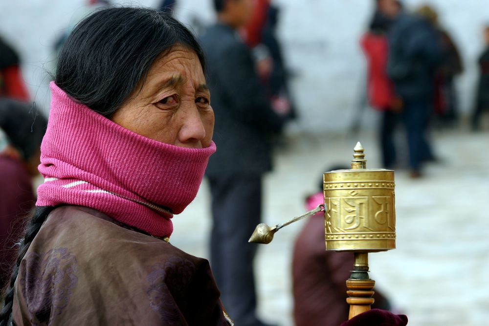 Tibeterin mit Manischökur von Dag Girod 