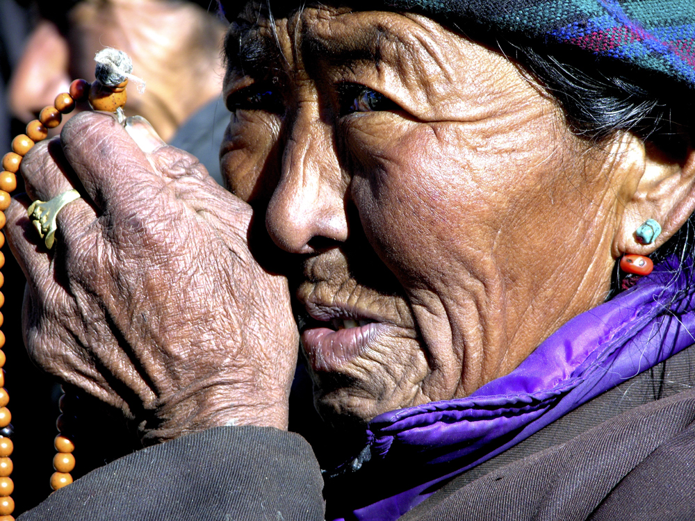 Tibeterin; Tibet;Beten; Schmuck; Farben;