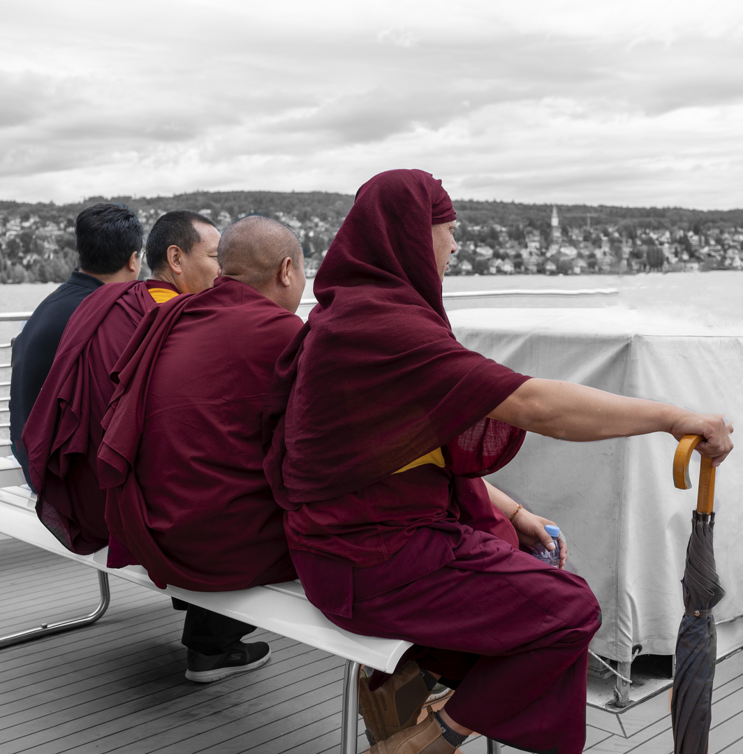 Tibetische Mönche auf Seerundfahrt