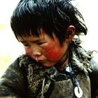 tibetischer Junge im Jack-Mantel