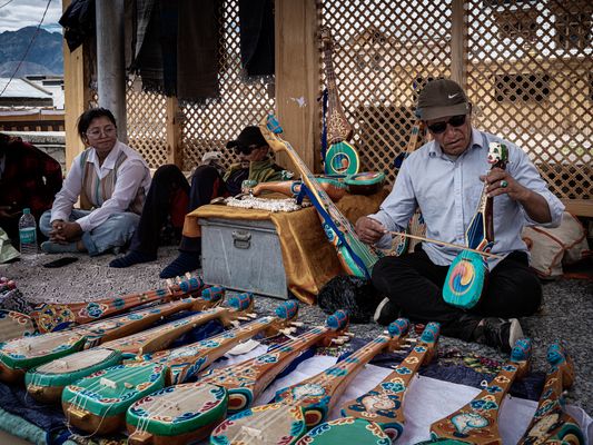 Tibetischer Markt in Leh - Der Instrumentenbauer 