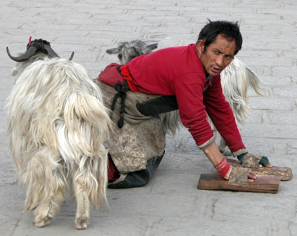 Tibetischer Pilger vor dem Potala-Palast in Lhasa