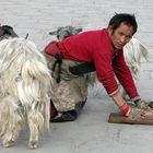 Tibetischer Pilger vor dem Potala-Palast in Lhasa