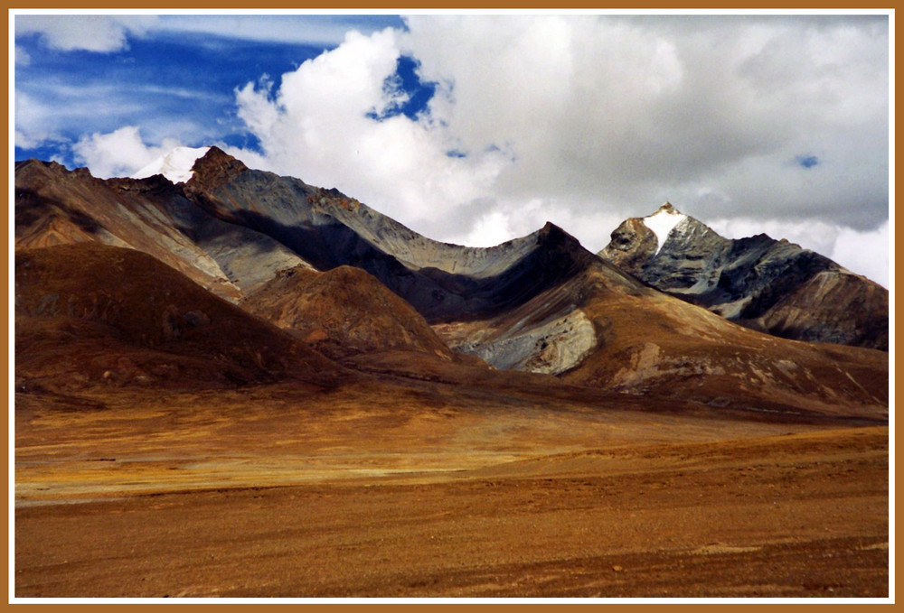 Tibetisches Hochland,      Farbige Bergformationen