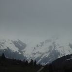 Tief hängen die Wolken in den Bergen