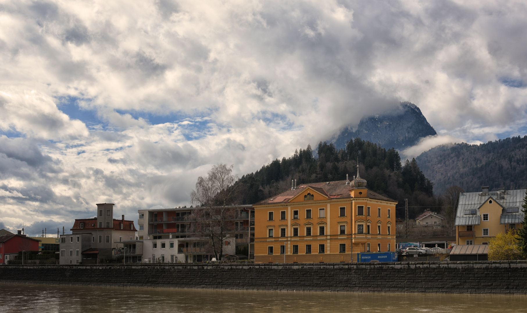 Tief hängende Wolken Tirol