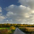 Tief stehende Sonne und ein hoher Wolkenhimmel