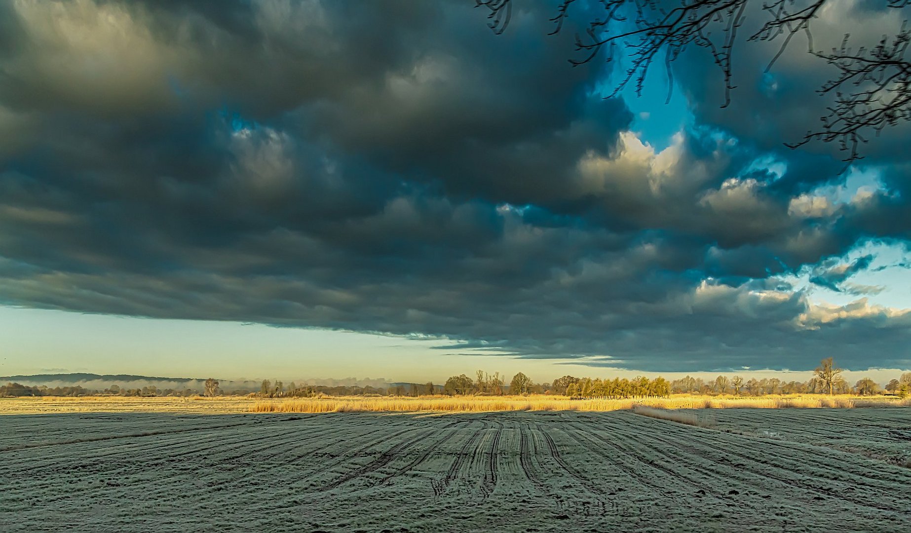 Tief ziehende Wolken