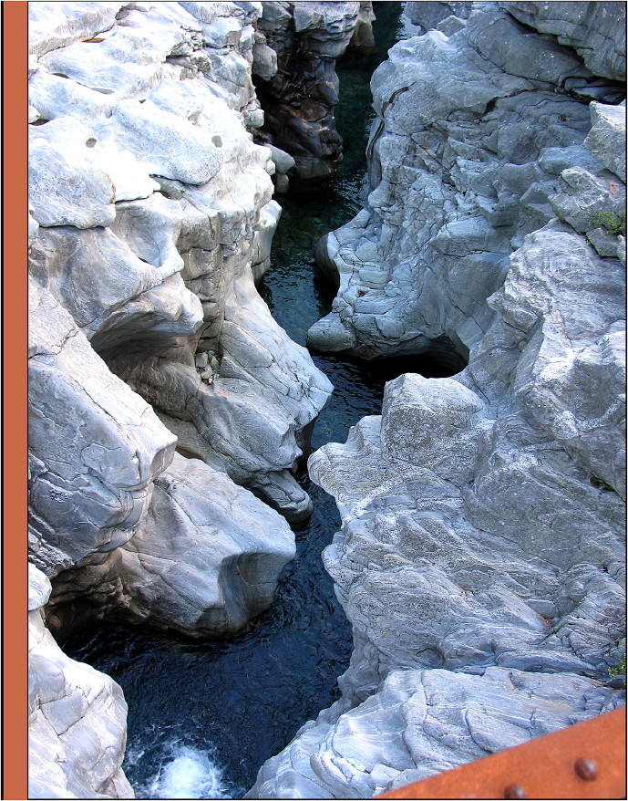 Tiefblaue Einblicke bei Ponte Brolla