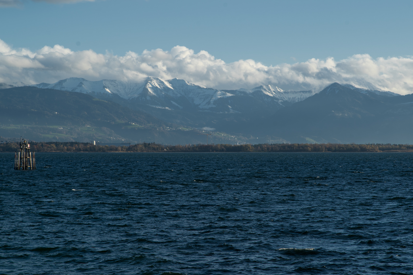 tiefblauer See- weiße Berge