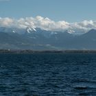 tiefblauer See- weiße Berge