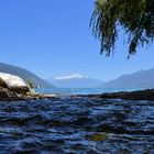 Tiefblaues Fjord Wasser und Vulkan in Patagonien