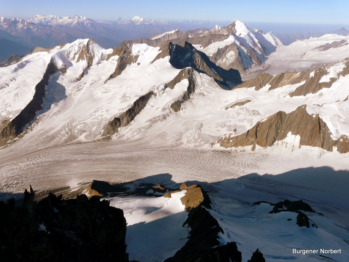 Tiefblick auf den Fieschergletscher,über den wir von Bellwald aus aufgestiegen sind.