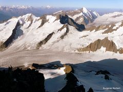 Tiefblick auf den Fieschergletscher,über den wir von Bellwald aus aufgestiegen sind.