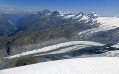 Tiefblick auf den Gornergrat und -gletscher