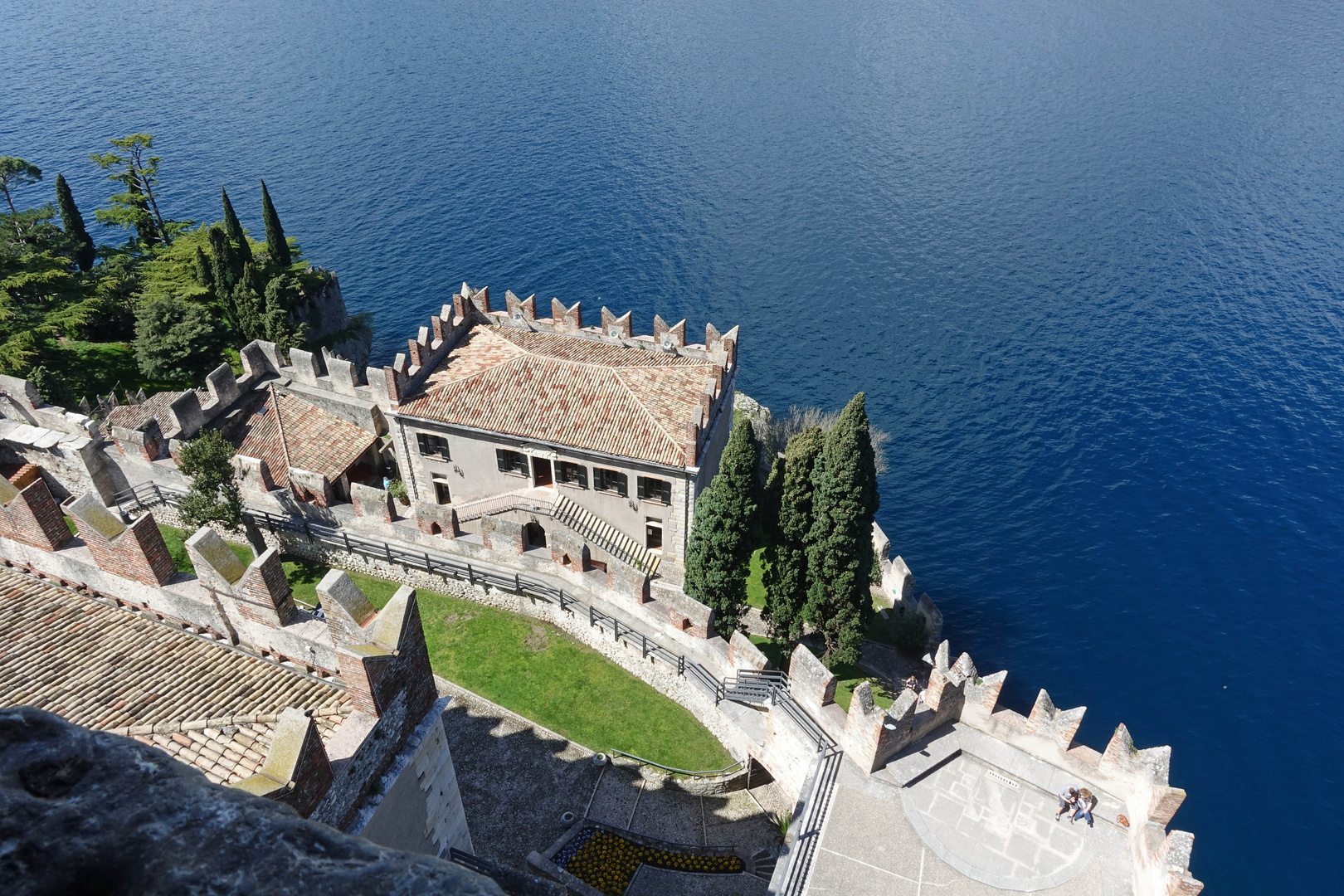 Tiefblick vom Burgturm in Malcesine