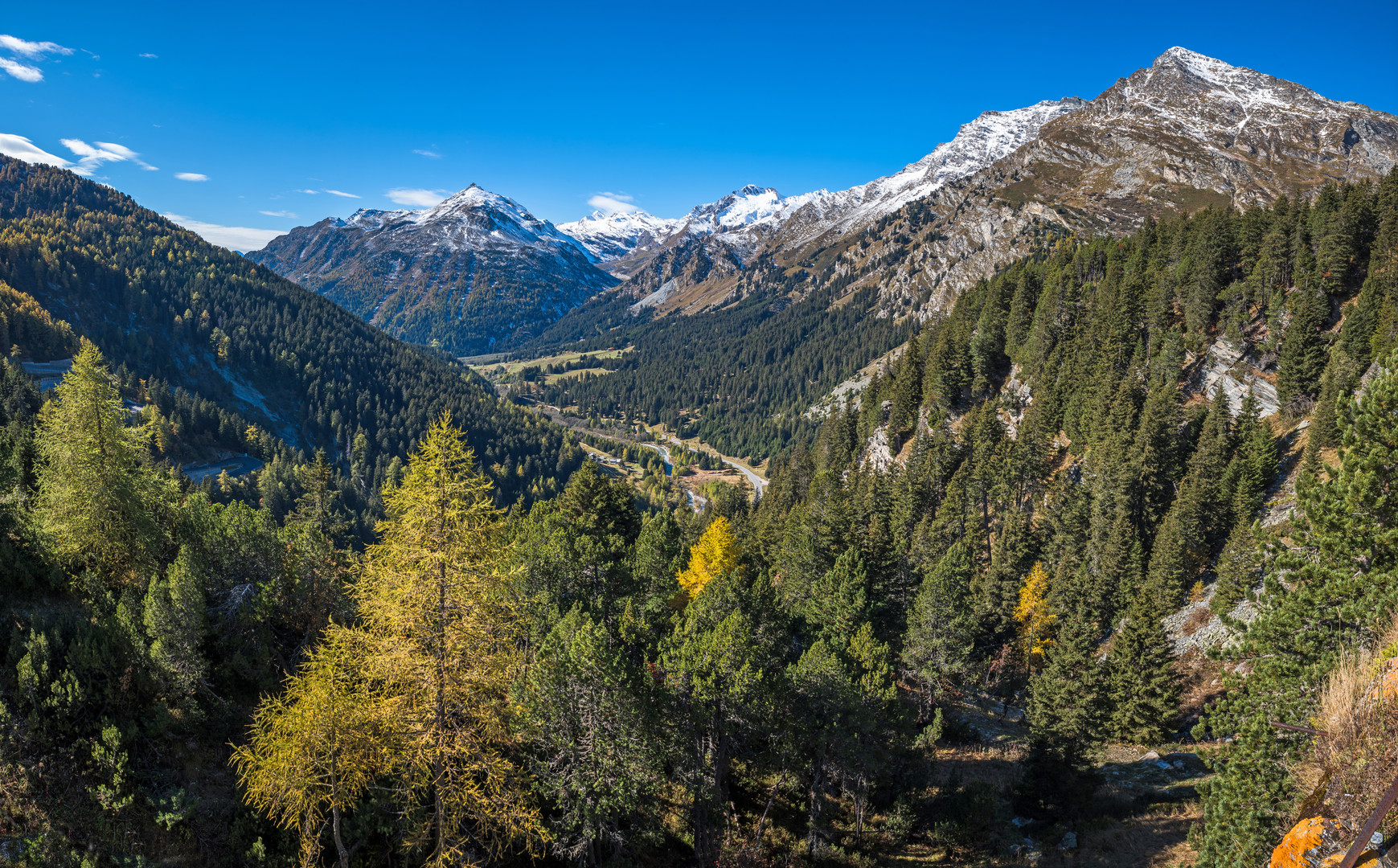 Tiefblick von Maloja Richtung Bergell