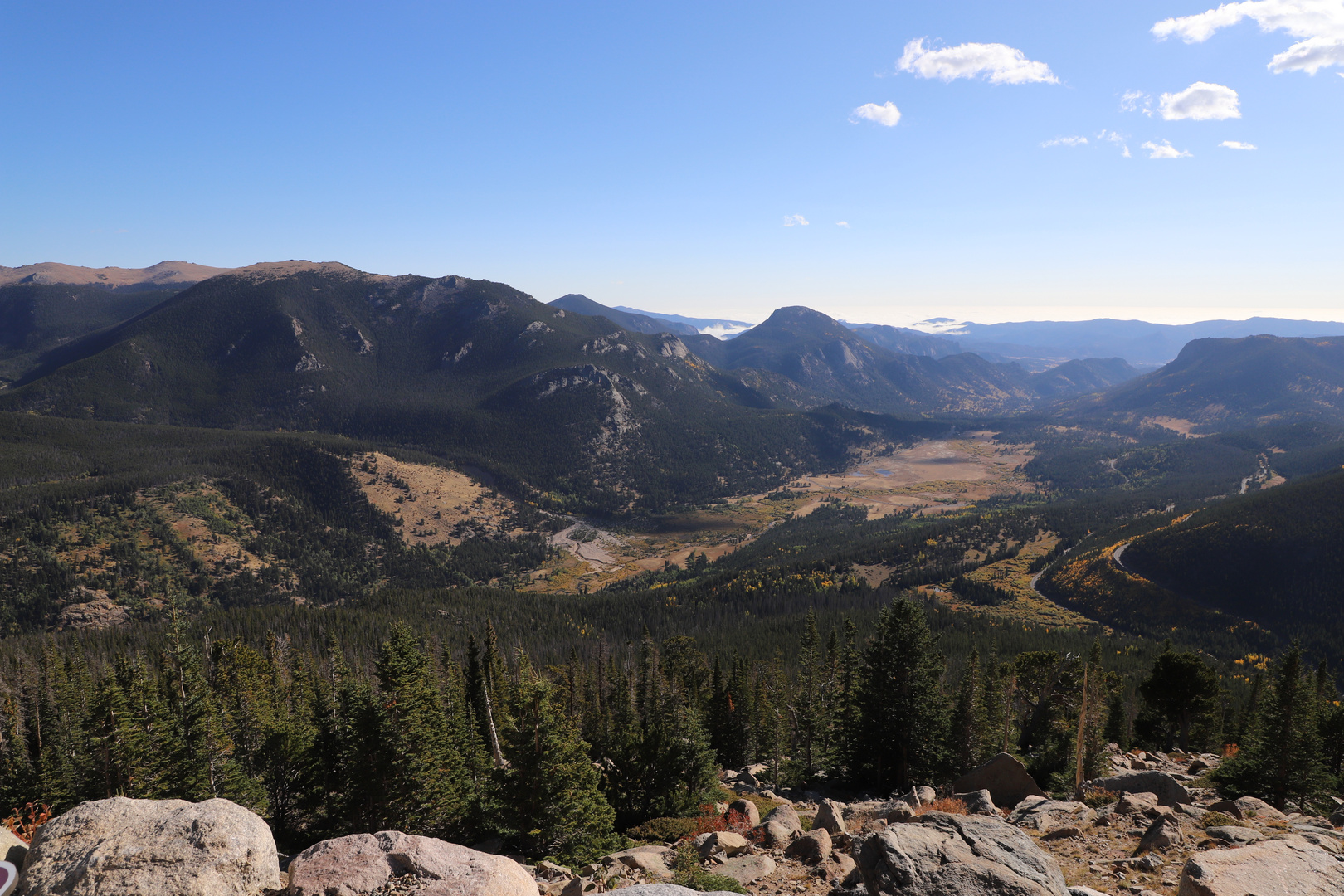 Tiefblick zur Ebene des Horseshoe Park (2.598 m)...